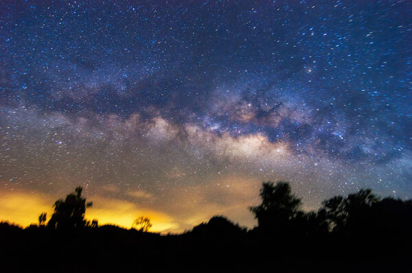 Галактика Млечный Путь со звездами и космической пылью во Вселенной, длительное воздействие скорости. Баан Осак, Мае Мо Лампанг Таиланд.