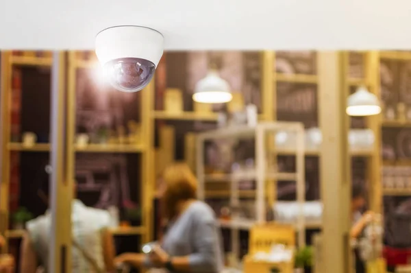店内の様子 レストラン 監視および監視の概念の保護顧客を監視するための天井に設置された監視カメラ Cctv システムのセキュリティ — ストック写真