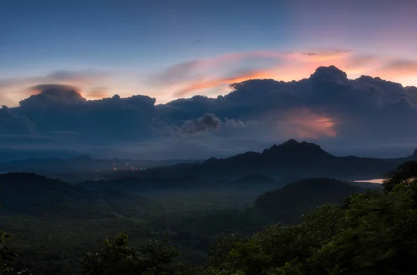 생생한 구름과 무지개 Mae Moh 람팡와 — 스톡 사진