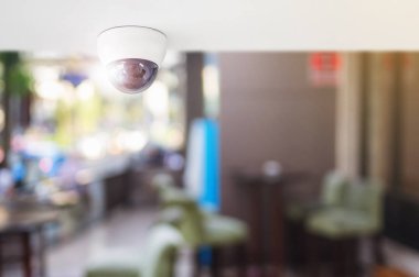CCTV sistemi güvenlik içinde Restoran, Restoran, gözetim ve izleme kavramı koruma müşteri izlemek için tavan yüklü güvenlik kamerası. 