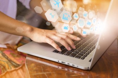 Internet şeyler (çok) nesneleri simgeler, Internet ağ kavramı, birbirleri ile bağlan global kablosuz cihazlar ile modern dizüstü kullanarak eller.