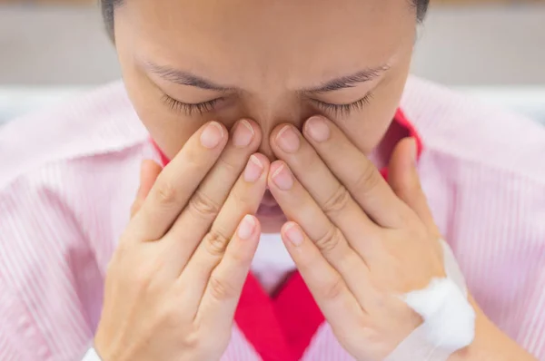 Kvinnlig Patient Med Näsan Smärta Sjukhussal — Stockfoto