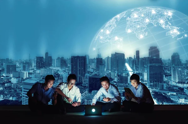 Gruppo Lavoro Asiatico Abiti Casual Utilizzando Smartphone Tablet Laptop Lavoro — Foto Stock