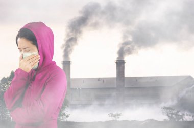 Hapşırma, kadın hava kirliliği arka yüzündeki maskeyle pembe kış giyim giymiş kadın