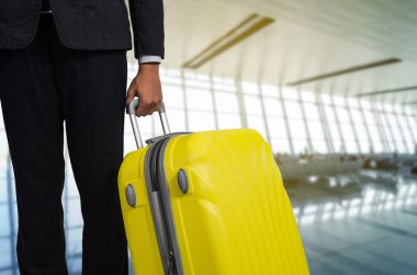 İşadamı ve kalkış salonu havaalanında bavul, uçağın arka plan bulanık, yaz tatil kavramı, seyahat bavul Havaalanı terminal bekleyen alan içinde 