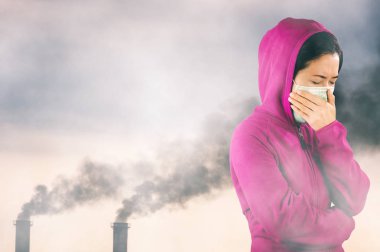 Hapşırma, kadın hava kirliliği arka yüzündeki maskeyle pembe kış giyim giymiş kadın