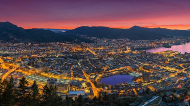 Floyen Bergen, Bergen, Norveç günbatımında harika panoramik manzaralı.