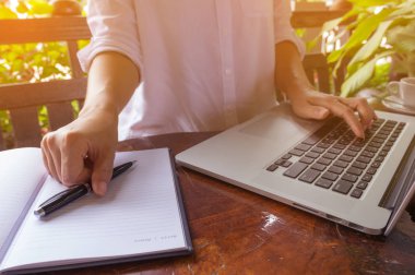 Bir kafede dizüstü bilgisayar yazmaya kullanan kız dizüstü klavye üzerinde eller serbest, arama web 
