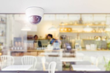 CCTV sistemi güvenlik içinde Restoran, Restoran, gözetim ve izleme kavramı koruma müşteri izlemek için tavan yüklü güvenlik kamerası. 