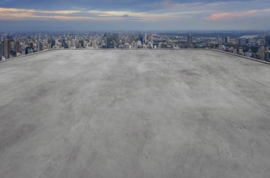 Bina cityscape modern arka plan ile boş çatı