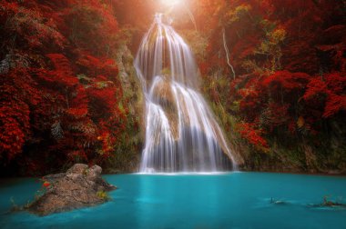 Şelale tropikal derin orman sonbahar renkle değiştirmek güzel doğa, Tayland.