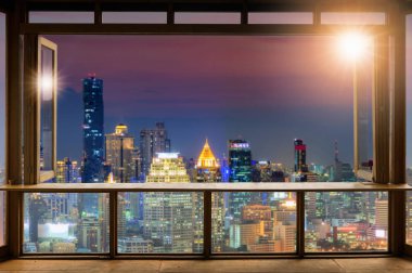 Güzel boş kahve dükkanı veya kafe, Restoran montaj ürün için bulanık bangkok şehir görünümü çerçevede görüntülemek veya anahtar görsel düzen, Güneş doğarken tasarım.