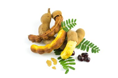 Yaprak, tohum ve demirhindi, kabuğu ile beyaz arka plan üzerinde izole taze tatlı demirhindi sağlık içecek kullanılabilir demirhindi suyu.