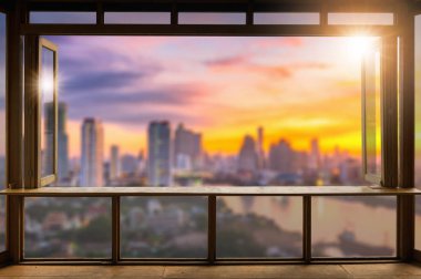 Güzel boş kahve dükkanı veya kafe, Restoran montaj ürün için bulanık bangkok şehir görünümü çerçevede görüntülemek veya anahtar görsel düzen, Güneş doğarken tasarım.