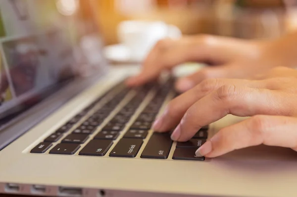 Freelance Mãos Femininas Teclado Laptop Café Menina Usando Laptop Digitação — Fotografia de Stock
