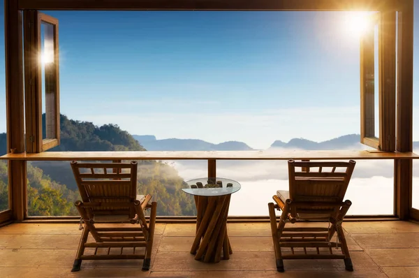 Mesa Madeira Cadeiras Terraço Contra Bela Paisagem Montanha Café Nascer — Fotografia de Stock