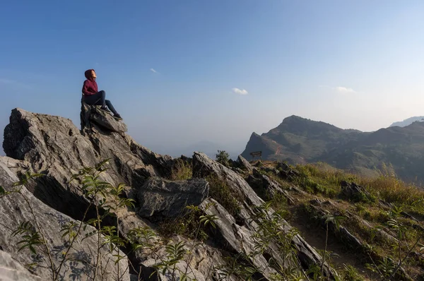 Femme Touriste Assis Sommet Montagne Beau Point Vue Lieu Voyage — Photo