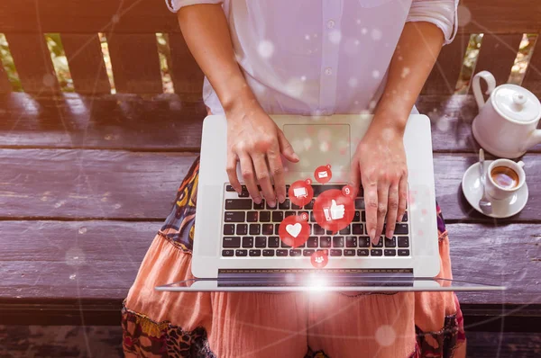 Vrouw Handen Laptop Gebruiken Voor Marketing Social Media Sociale Netwerk — Stockfoto