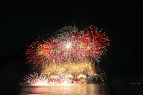 乌黑天空背景上的彩烟花 — 图库照片