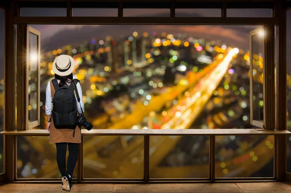 Азіатських Туристичних Жінка Носить Повсякденна Одяг Простих Рюкзак Камери Дивлячись — стокове фото
