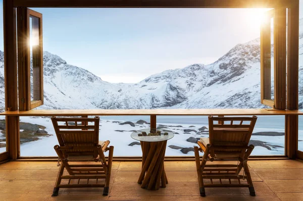 木製のテーブルと椅子日の出カフェで美しい山の風景のビューに対してテラス — ストック写真