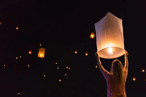 Kobieta Uwalniając Pływających Lampionów Loy Krathong Festival Lub Pływające Lampiony — Zdjęcie stockowe