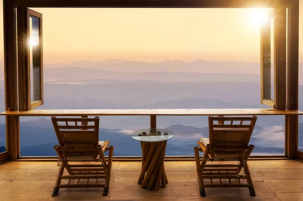 Mesa Madeira Cadeiras Terraço Contra Bela Paisagem Montanha Café Nascer — Fotografia de Stock