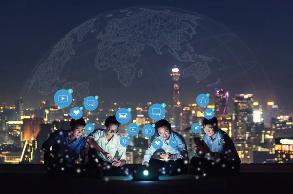 Gruppo Asiatico Che Utilizza Smartphone Tablet Laptop Lavorare Social Media — Foto Stock