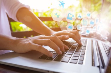 Internet şeyler (çok) nesneleri simgeler, Internet ağ kavramı, birbirleri ile bağlan global kablosuz cihazlar ile modern dizüstü kullanarak eller.