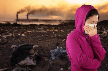 Hapşırma, kadın hava kirliliği arka yüzündeki maskeyle pembe kış giyim giymiş kadın