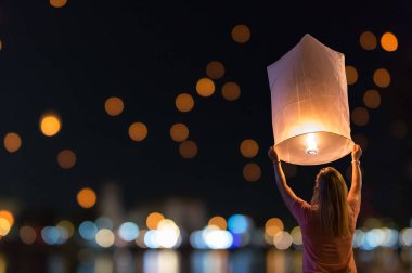 Yüzer fenerler Loy Krathong Festivali'nde serbest ya da fenerler Festivali Chiang Mai, Tayland içinde yüzen kadın.