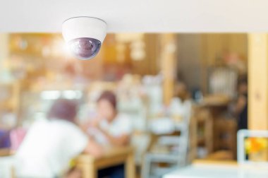 CCTV sistemi güvenlik içinde Restoran, Restoran, gözetim ve izleme kavramı koruma müşteri izlemek için tavan yüklü güvenlik kamerası. 