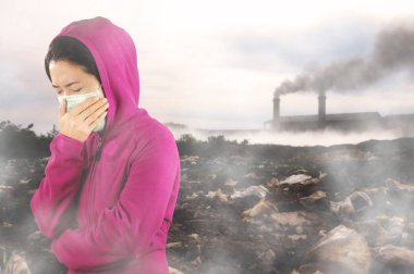 Hapşırma, kadın hava kirliliği arka yüzündeki maskeyle pembe kış giyim giymiş kadın