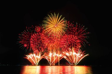 Kara gökyüzü arka planında renkli havai fişekler.