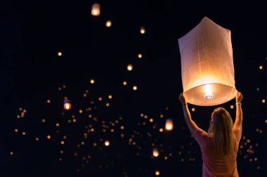 Yüzer fenerler Loy Krathong Festivali'nde serbest ya da fenerler Festivali Chiang Mai, Tayland içinde yüzen kadın.