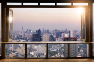 Güzel boş kahve dükkanı veya kafe, Restoran montaj ürün için bulanık bangkok şehir görünümü çerçevede görüntülemek veya anahtar görsel düzen, Güneş doğarken tasarım.