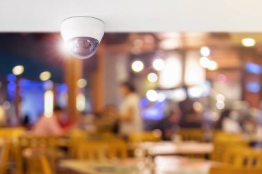 CCTV sistemi güvenlik içinde Restoran, Restoran, gözetim ve izleme kavramı koruma müşteri izlemek için tavan yüklü güvenlik kamerası. 