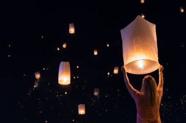 Yüzer fenerler Loy Krathong Festivali'nde serbest ya da fenerler Festivali Chiang Mai, Tayland içinde yüzen kadın.