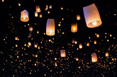 Loy krathong ve Yi Peng Festivali ile fener Chiang Mai Tayland gökyüzünü doldurdu.
