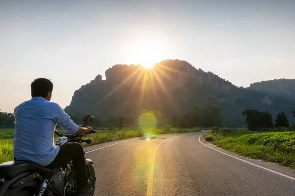 Biker Człowiek Jazda Motocyklem Drodze Góry Zachodu Słońca Ligth Pochodni — Zdjęcie stockowe