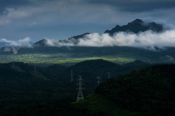 Torri Trasmissione Alta Tensione Nebbia Sulla Montagna Mae Moh Lampang — Foto Stock