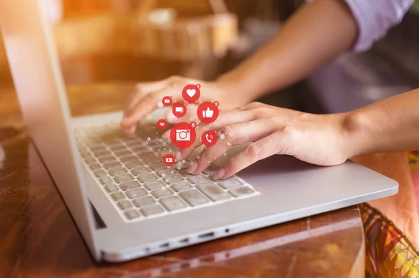 Kvinnliga Händer Använder Laptop Sociala Nätverk Teknik Koncept — Stockfoto