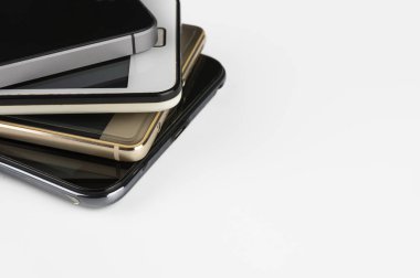 Beyaz masa üst seviye akıllı telefonlar yığını.