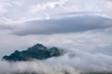 güzel manzara ile sabah sis üzerinde dağ Mae Moh Lampang, en şaşırtıcı sis üzerinde.