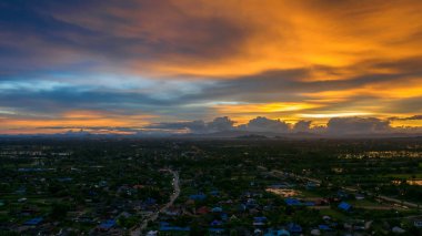Phetchaburi Tayland üzerinden günbatımı hava dron görünümü.
