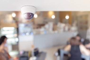 CCTV sistemi güvenlik içinde Restoran, Restoran, gözetim ve izleme kavramı koruma müşteri izlemek için tavan yüklü güvenlik kamerası. 