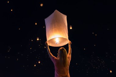 Kadın serbest yüzen fener Loy Krathong Festivali veya yüzer fenerler Festivali Chiang Mai, Tayland.