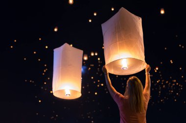 Kadın serbest yüzen fener Loy Krathong Festivali veya yüzer fenerler Festivali Chiang Mai, Tayland.