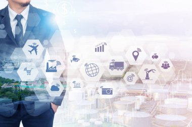 İşadamı endüstriyel zemin üzerine çift pozlama Internet şeyler (çok) simge ve Internet ağ kavramı, birbirleri ile bağlan global kablosuz cihazlar ile.