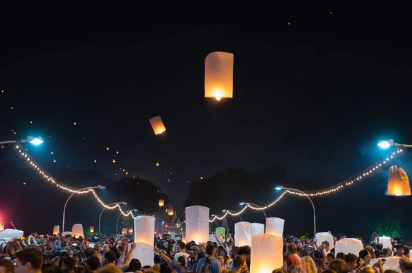 Chiang Mai Thailand Novembro 2017 Festival Lanternas Flutuantes Muitos Turistas — Fotografia de Stock